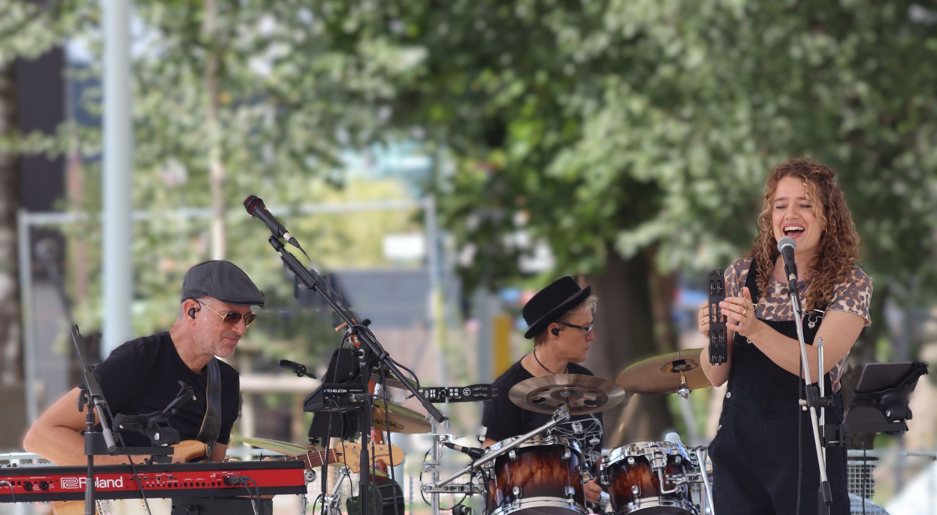 ReplayDistrict live on stage — Johannes, Claudia und Antonia